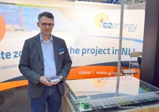 Kees Molenaar van G2Energy. Te zien is het grootste zonnecollectoren project van Nederland, bij freesiakweker Tesselaar in Heerhugowaard